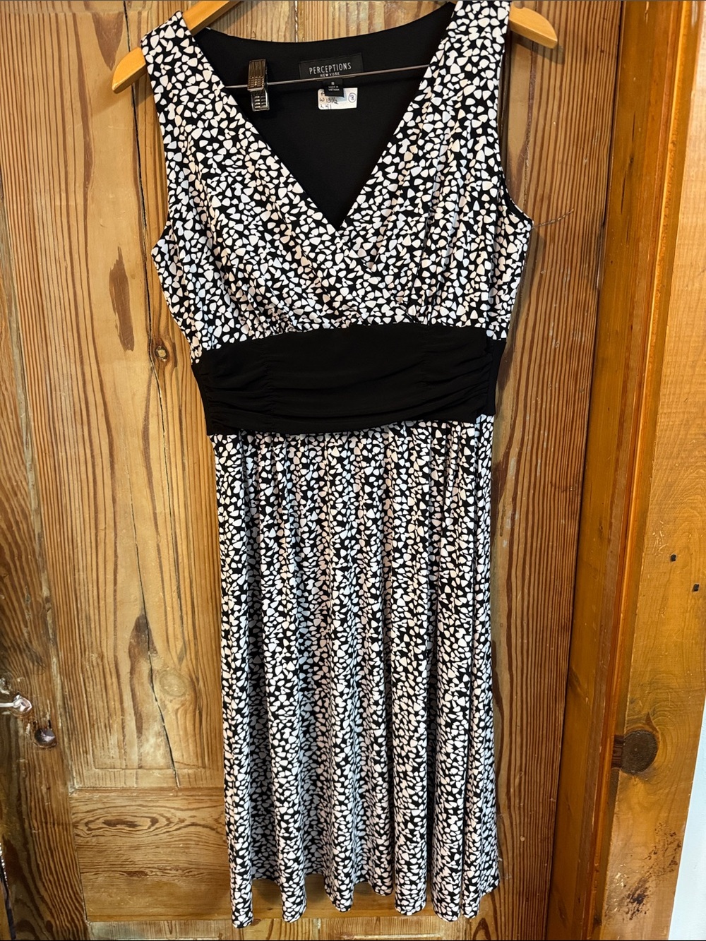 Perceptions Black & White V-Neck Ruched Waist Sleeveless Dress 8